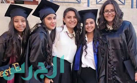 بالصور منة عرفة تحتفل بتخرجها