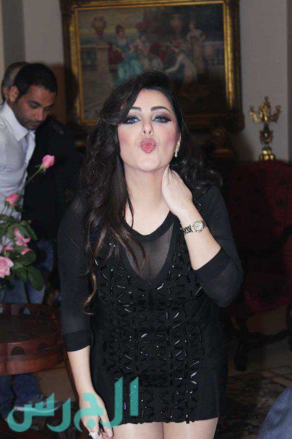 سارة الهاني وقبلة لمعجبيها