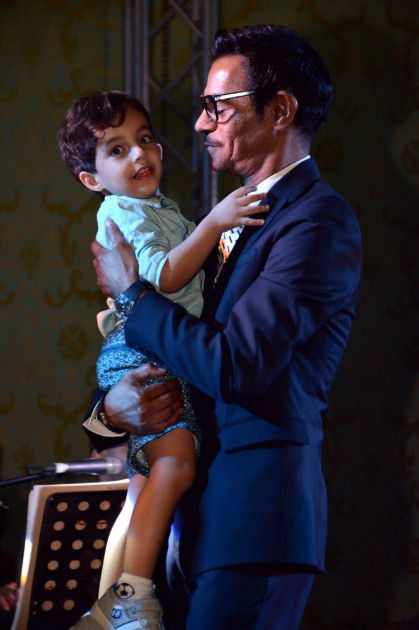 رابح صقر يحمل طفلاً على المسرح
