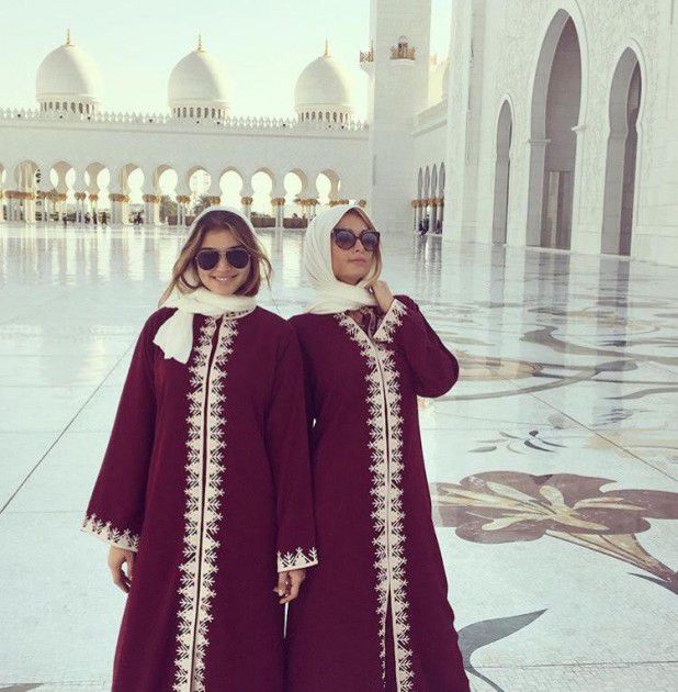 باريس هيلتون مع صديقتها بالحجاب في دبي