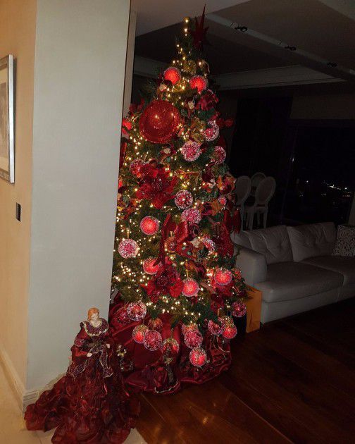 شجرة عيد الميلاد في منزل إليسا